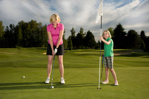 엄마의 돌다 굴절률은 퍼팅 그린 - putting green practicing putting flag 뉴스 사진 이미지