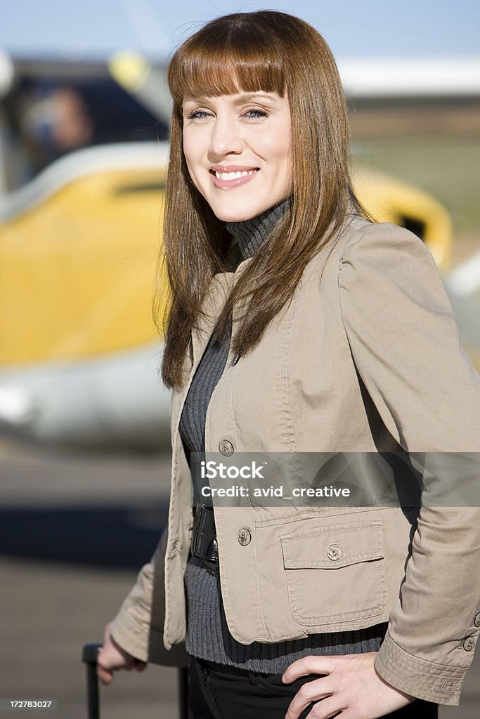 Mulher bonita no aeroporto - Foto de stock de Azul royalty-free