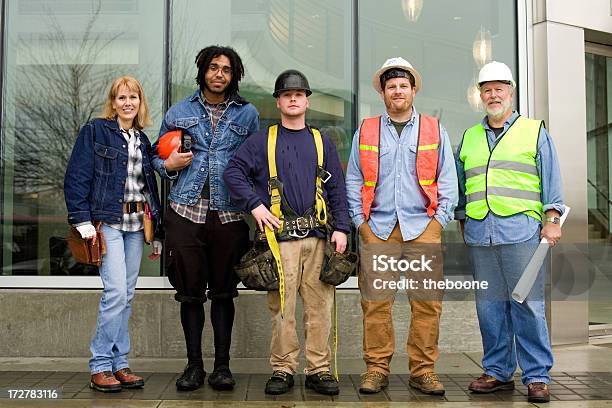 Trabalhadores De Construção - Fotografias de stock e mais imagens de Empreiteiro - Empreiteiro, Felicidade, Fila - Arranjo