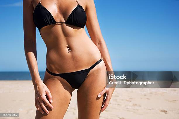 Sommer Frau Stockfoto und mehr Bilder von Bauch - Bauch, Biegung, Bikini