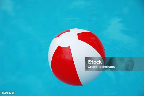 Pelota De Playa En Agua Foto de stock y más banco de imágenes de Pelota de playa - Pelota de playa, Azul, Blanco - Color