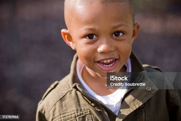 Junge Jungen Stockfoto und mehr Bilder von Afro-amerikanischer Herkunft - Afro-amerikanischer Herkunft, Afrikanischer Abstammung, Im Freien