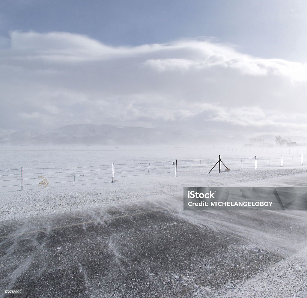 Neve mandare su strada - Foto stock royalty-free di Asfalto
