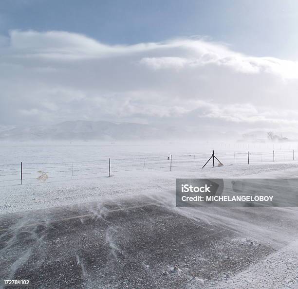 Neve Mandare Su Strada - Fotografie stock e altre immagini di Asfalto - Asfalto, Bianco, Composizione orizzontale