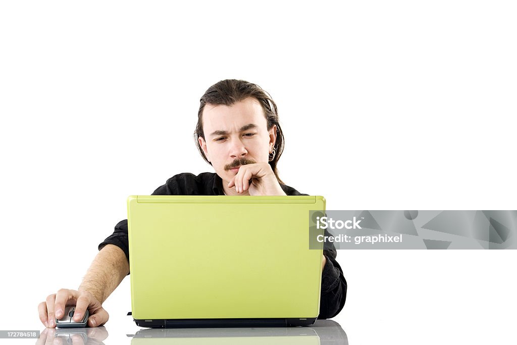 Giovane uomo lavorando sul computer portatile - Foto stock royalty-free di Abbigliamento casual