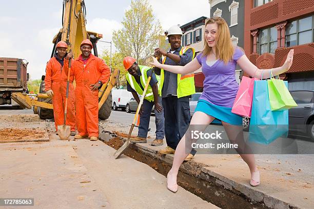 Mujer Saltar En Un Orificio Foto de stock y más banco de imágenes de Solar de construcción - Solar de construcción, Acoso sexual, Adulto