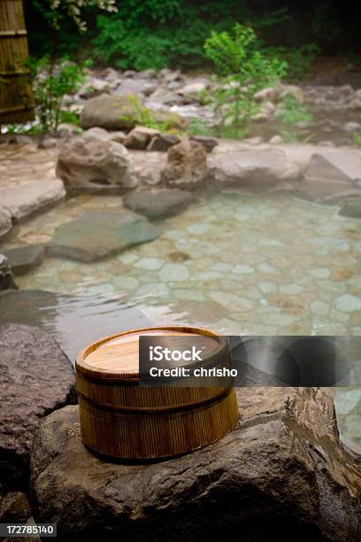 Photo libre de droit de Seau En Bois Par Un Bain Deau De Sources Chaudes Hakone Japon banque d'images et plus d'images libres de droit de Source naturelle