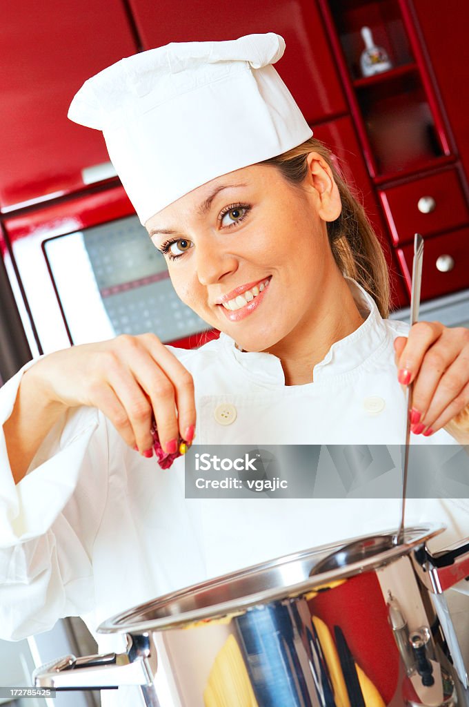 O Chef prepara um prato - Foto de stock de Adulto royalty-free