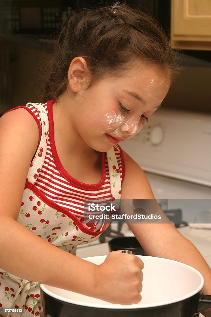 Little Baker menina com farinha no rosto - Foto de stock de Afazeres Domésticos royalty-free