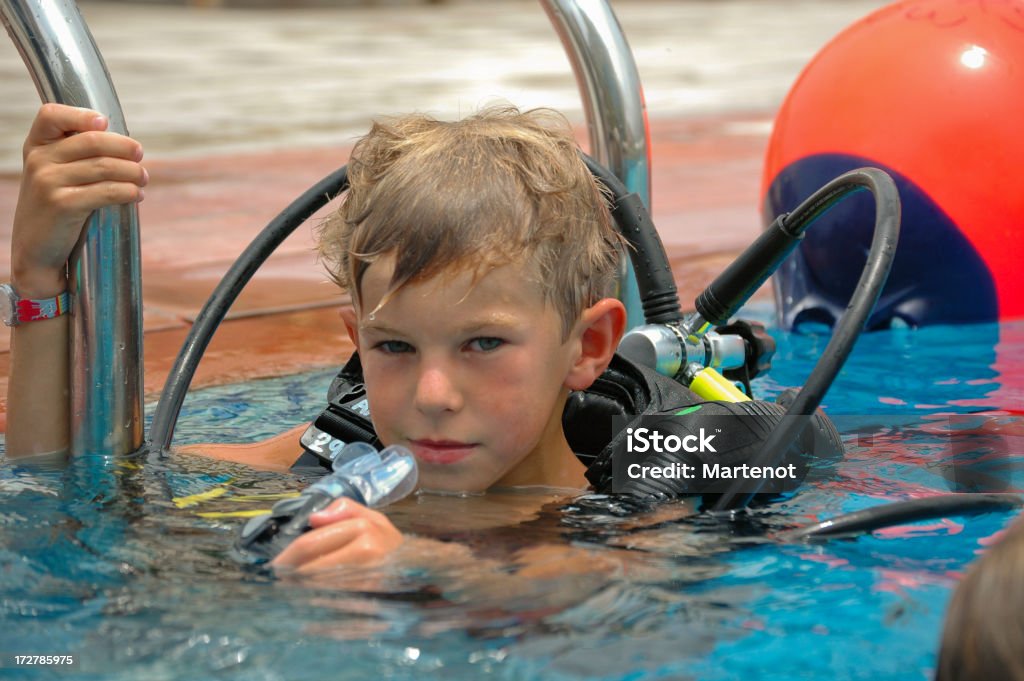 Ragazzo di imparare a scubadive - Foto stock royalty-free di Bambino