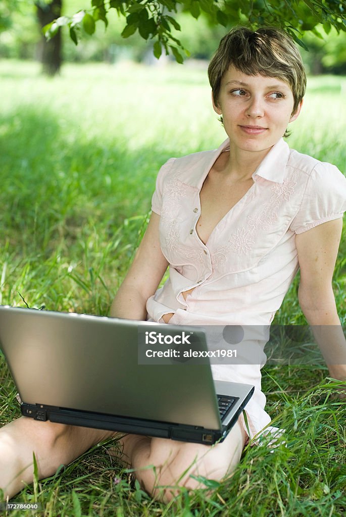 Menina com laptop sentado na relva verde no parque - Royalty-free Adolescência Foto de stock