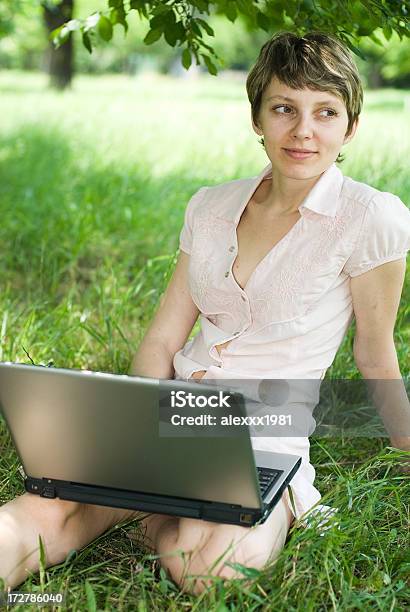 Menina Com Laptop Sentado Na Relva Verde No Parque - Fotografias de stock e mais imagens de Adolescência - Adolescência, Adulto, Ao Ar Livre