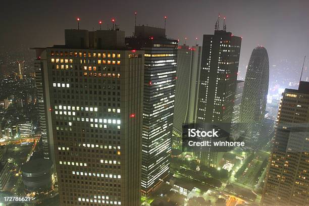 Tokio Największych Wieżowiec District W Nocy - zdjęcia stockowe i więcej obrazów Architektura - Architektura, Azja, Biurowiec