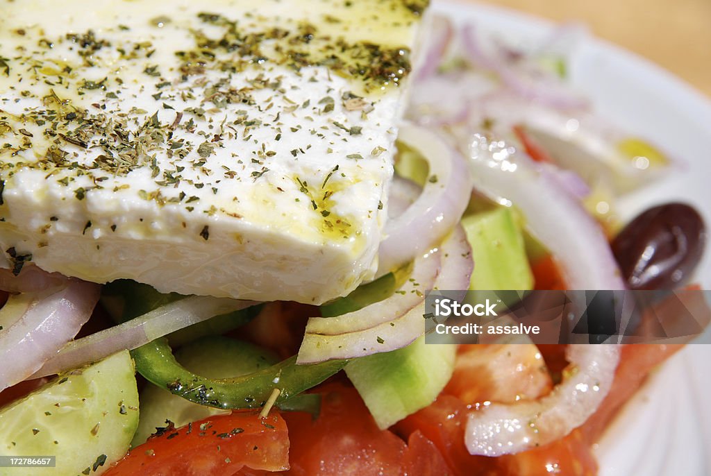 Detalle de una ensalada griega tradicional - Foto de stock de Aceite de oliva libre de derechos
