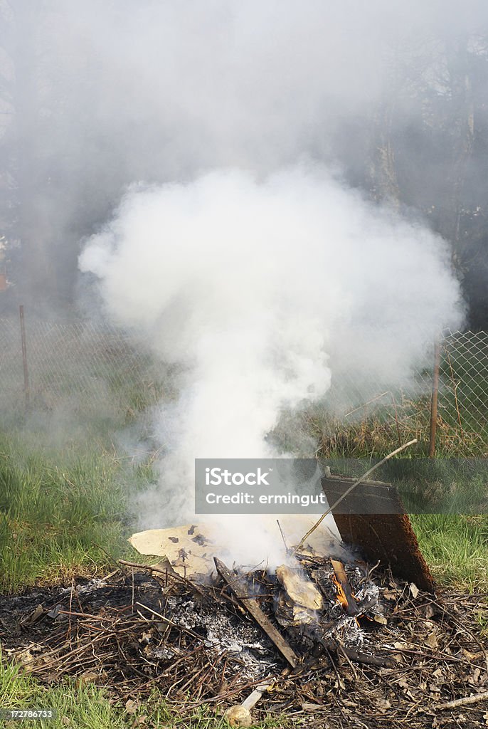 Patio fuego con el lote de humo - Foto de stock de Aire libre libre de derechos