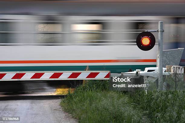 Поезд Проезжая — стоковые фотографии и другие картинки Железнодорожный переезд - Железнодорожный переезд, Италия, Без людей