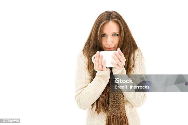 Giovane Donna In Comoda Maglia Con Boccale - Fotografie stock e altre immagini di Caffè - Bevanda - Caffè - Bevanda, Soffiare, Calore - Concetto