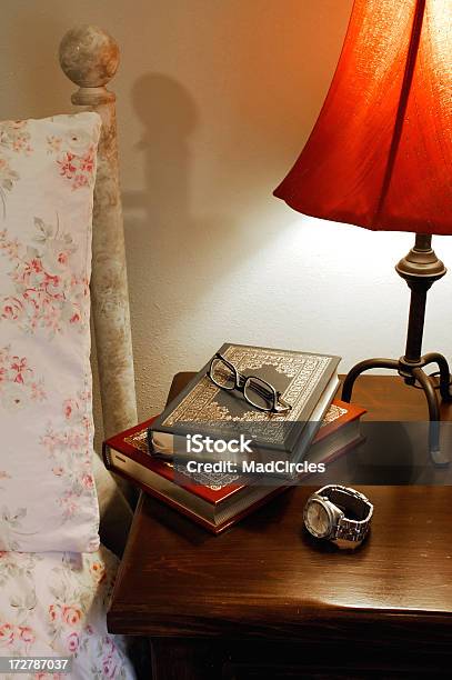 Leitura De Cama - Fotografias de stock e mais imagens de Mesa de Cabeceira - Mesa de Cabeceira, Joias, Livro