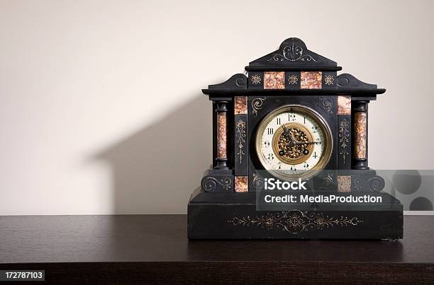 Photo libre de droit de Ancienne Horloge banque d'images et plus d'images libres de droit de En porcelaine - En porcelaine, Horloge, Aiguille de montre