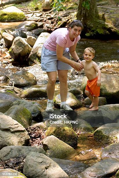 Mom Son De Poca En Un Río Poco Profundo Foto de stock y más banco de imágenes de 12-17 meses - 12-17 meses, Actividad, Actividades recreativas