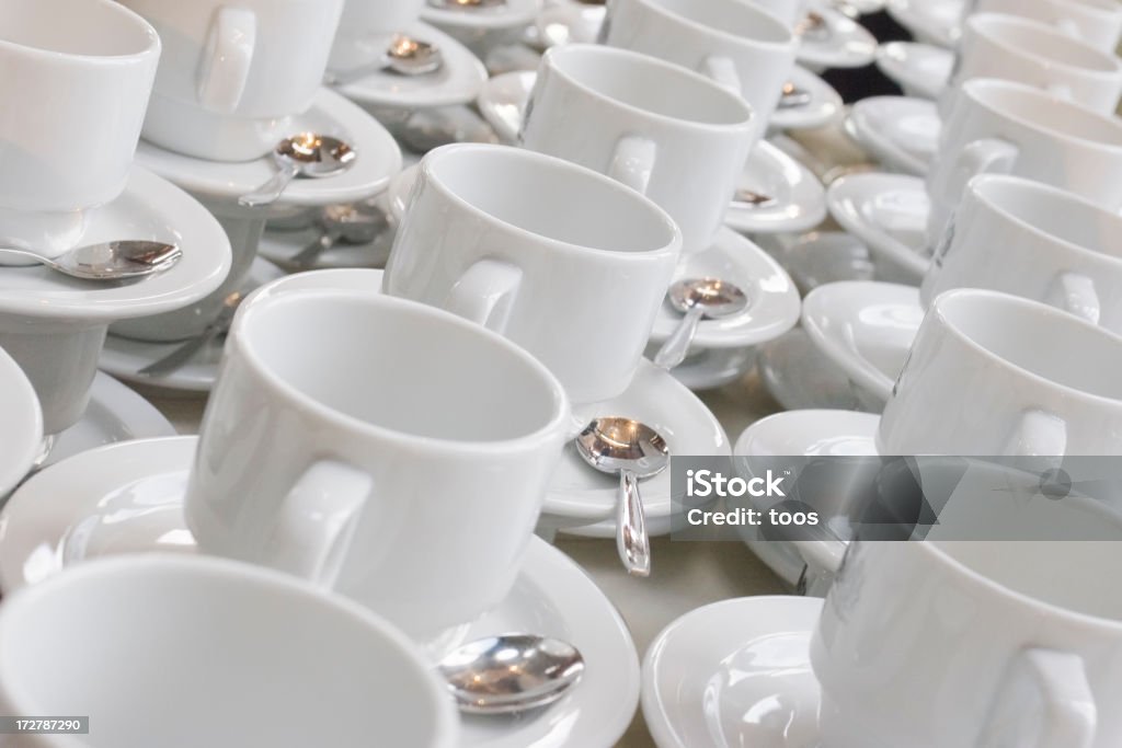 Reihen Weiße Tassen und Untertassen - Lizenzfrei Café Stock-Foto