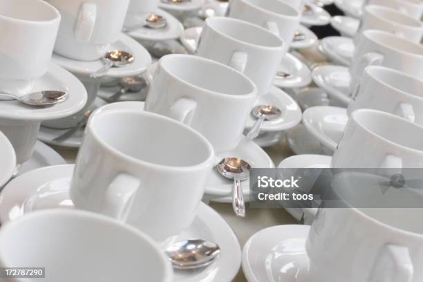 Reihen Weiße Tassen Und Untertassen Stockfoto und mehr Bilder von Café - Café, Coffee Shop, Essgeschirr