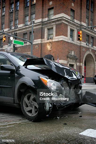 Cidade De Proteção - Fotografias de stock e mais imagens de Acidente de Carro - Acidente de Carro, Acidente - Conceito, Acidente - Evento Relacionado com o Transporte