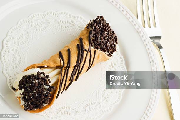 Cannoli Su Bianco Piatto - Fotografie stock e altre immagini di Alimentazione non salutare - Alimentazione non salutare, Cannoli, Cibi e bevande