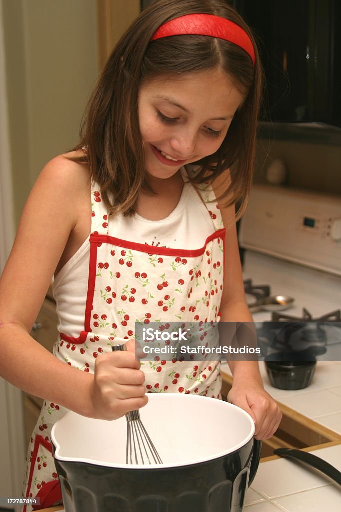 Young Girl combina los ingredientes - Foto de stock de 8-9 años libre de derechos