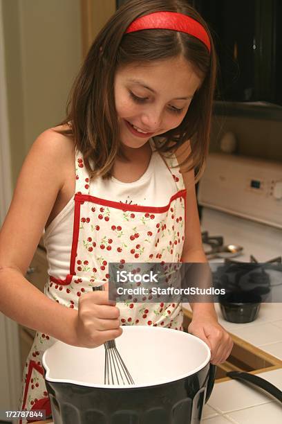 Young Girl Combina Los Ingredientes Foto de stock y más banco de imágenes de 8-9 años - 8-9 años, Batidor, Cara humana