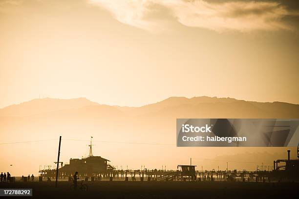 Foto de De Santa Monica Pier Silhueta Ao Anoitecer e mais fotos de stock de Areia - Areia, Califórnia, Cidade de Los Angeles