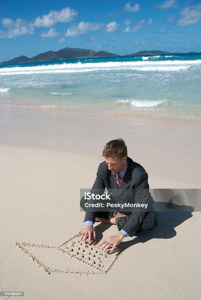 사업가 위치한 열대 해변 모래 랩탑형 입력 - 로열티 프리 기업 비즈니스 스톡 사진