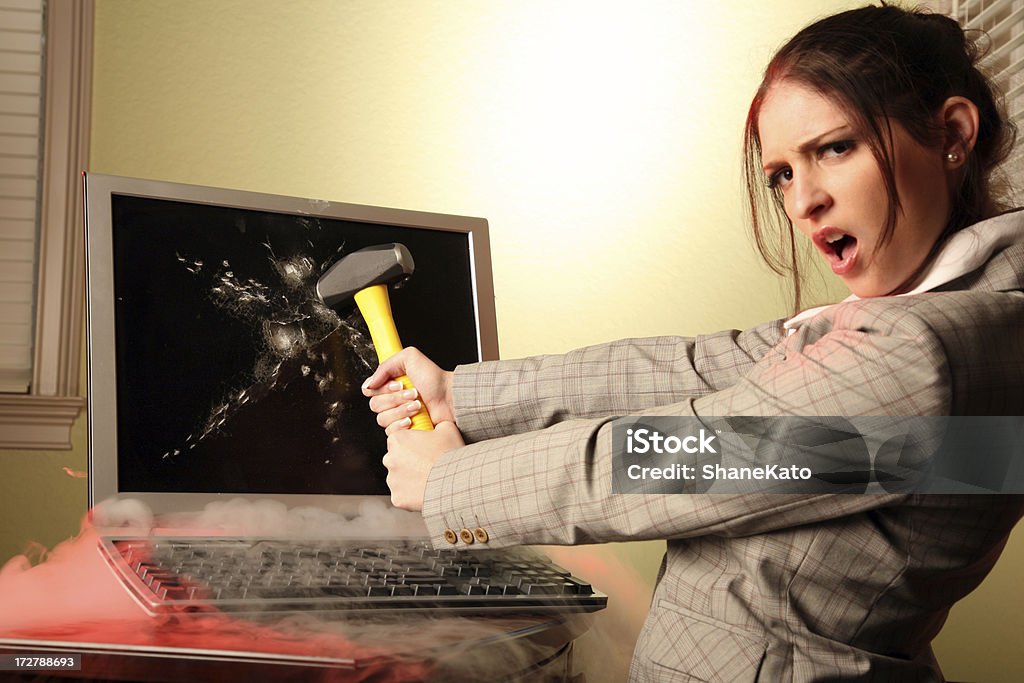 Mulher de negócios com demasiado trabalho do computador falha atinge e destrói o monitor - Royalty-free Computador Pessoal Foto de stock