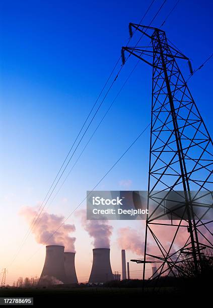 Kraftwerk Mit Rauch Polution Stockfoto und mehr Bilder von Dampf - Dampf, Elektrischer Generator, Elektrizität