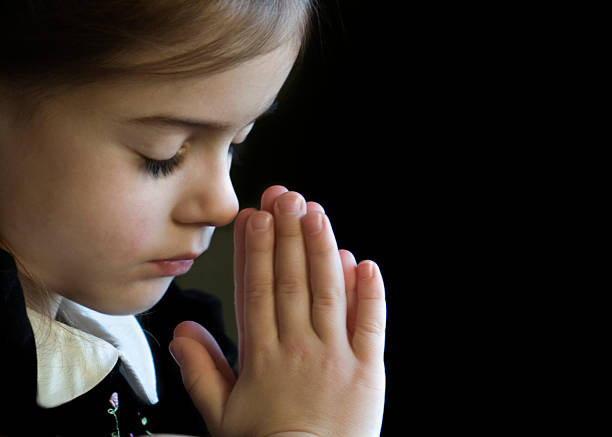 oração de um pouco de criança - praying girl - fotografias e filmes do acervo