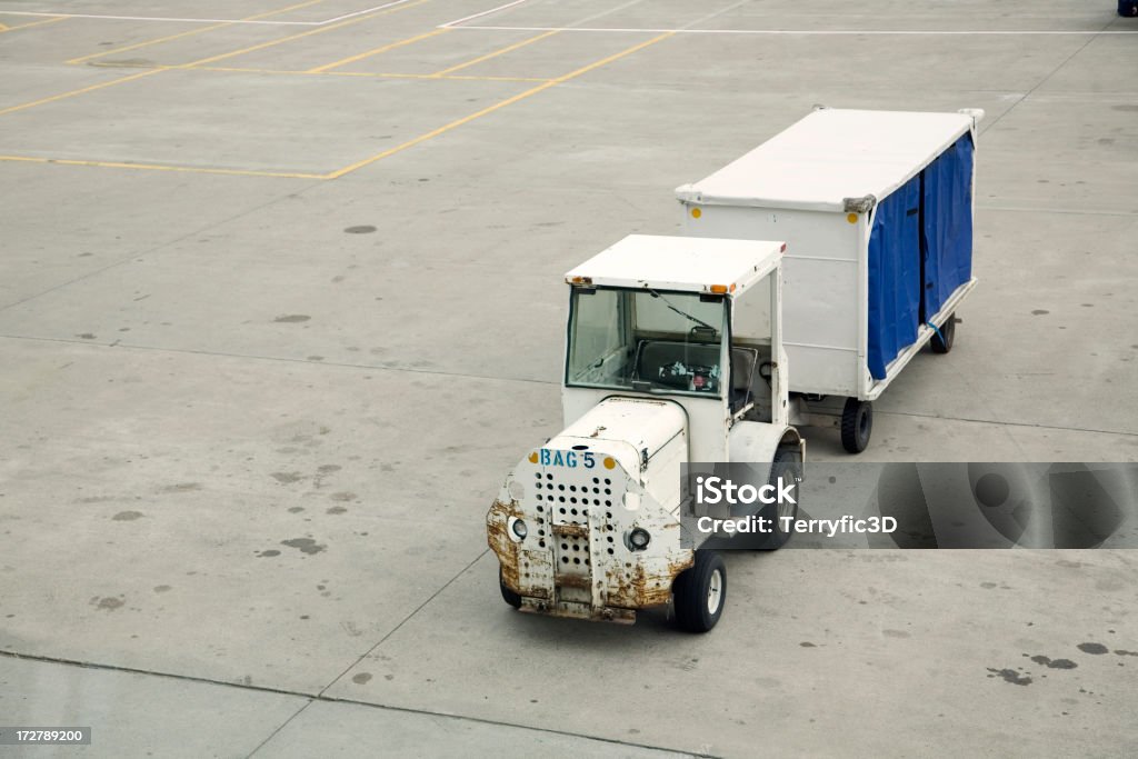 Carrinho de bagagem no aeroporto, Deck - Foto de stock de Aeroporto royalty-free