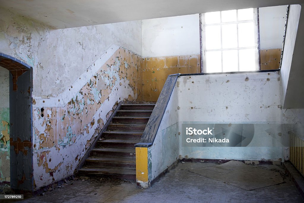 Caja de la escalera en el edificio abandonado - Foto de stock de Abandonado libre de derechos