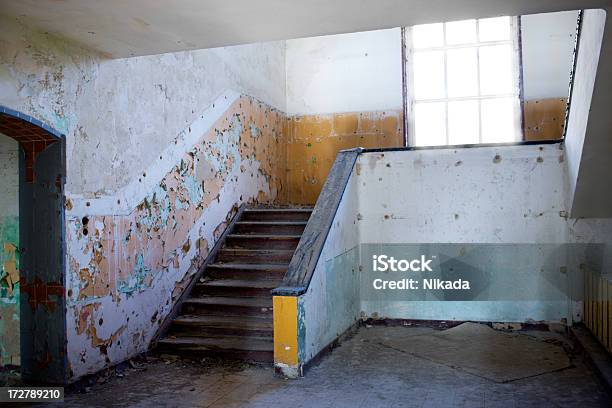 Caja De La Escalera En El Edificio Abandonado Foto de stock y más banco de imágenes de Abandonado - Abandonado, Anticuado, Antigüedades