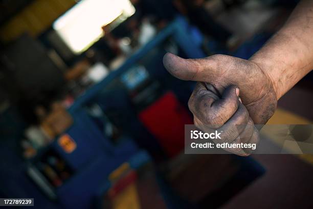 Sujo Polegar Para Cima - Fotografias de stock e mais imagens de Polegar para Cima - Polegar para Cima, Sem Higiene, Sujo