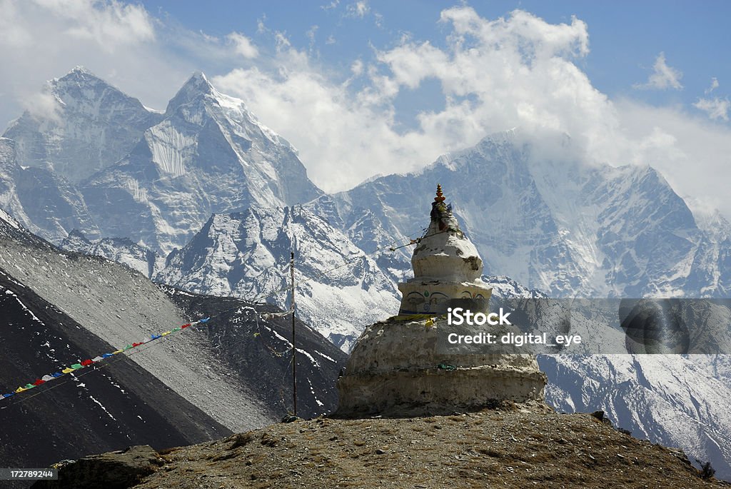 Estupa budista y himalaya - Foto de stock de Asia libre de derechos