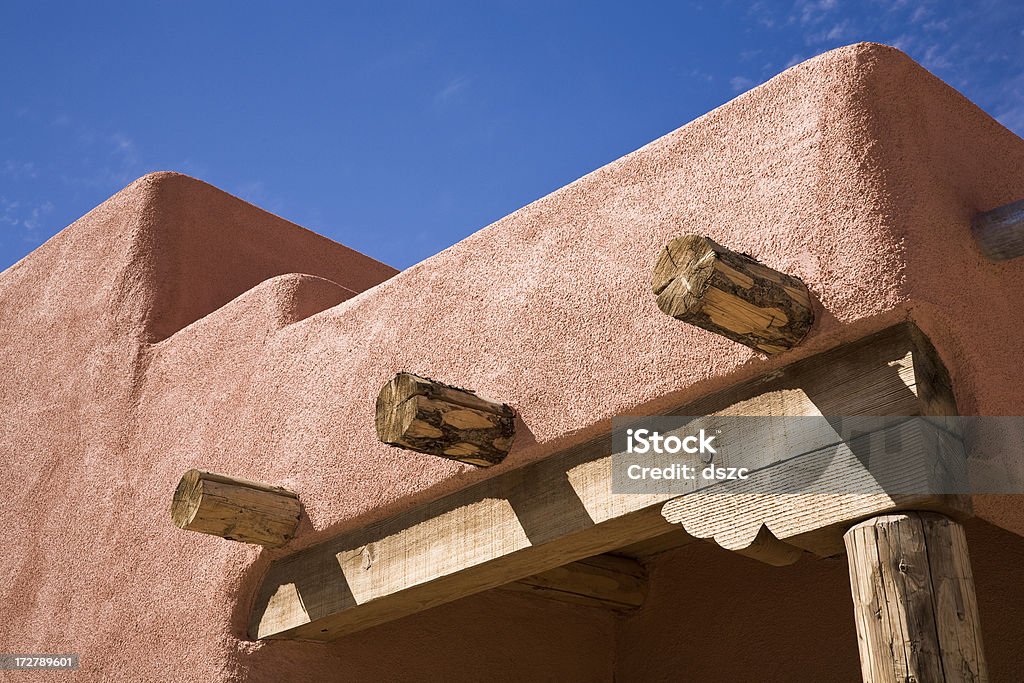 southwestern adobe casa conformazione e blu cielo - Foto stock royalty-free di Tucson