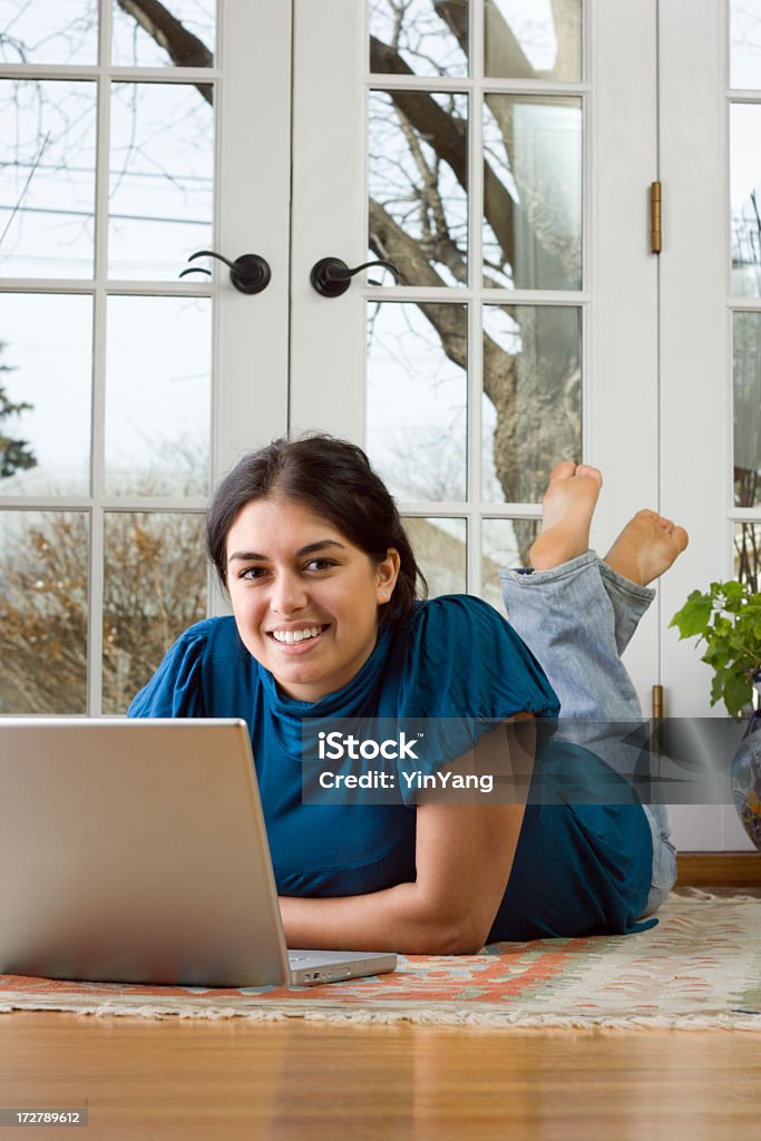 여자 학생 노트북 컴퓨터를 사용하여 (주거 홈화면 또는 기숙사 - 로열티 프리 16-17 살 스톡 사진