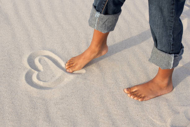 arena corazón - child human foot barefoot jeans fotografías e imágenes de stock