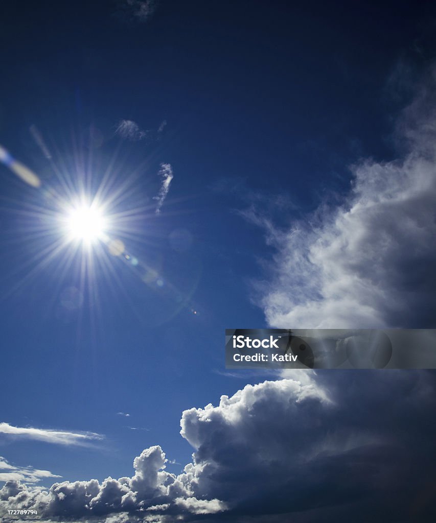 Los rayos de sol y nubes vehemente cierre en - Foto de stock de Azul libre de derechos