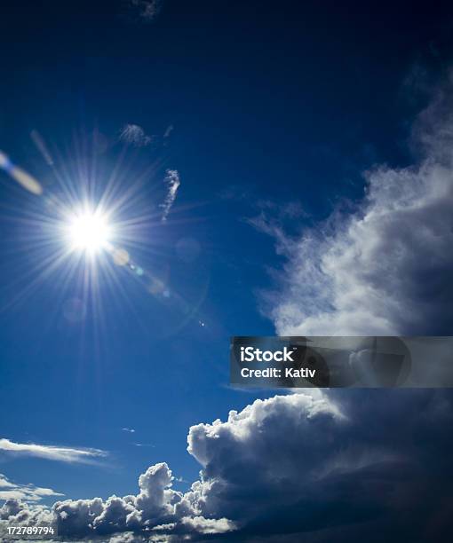 Los Rayos De Sol Y Nubes Vehemente Cierre En Foto de stock y más banco de imágenes de Azul - Azul, Cielo, Color - Tipo de imagen