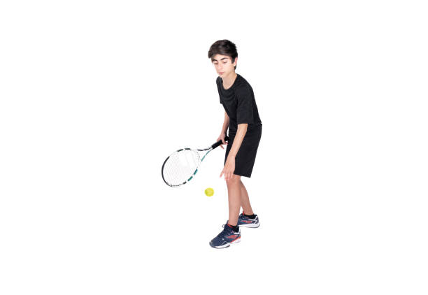 un adolescent jouant au tennis photographié dans un studio sur fond blanc - tennis child athlete sport photos et images de collection