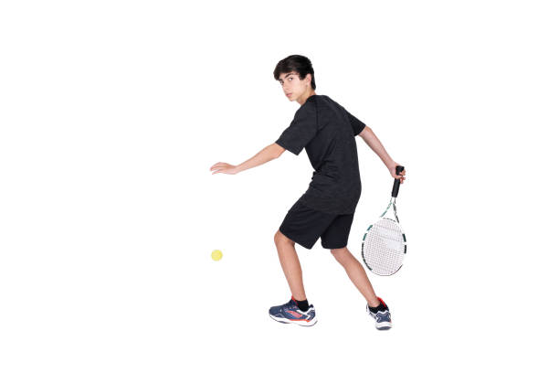 un adolescent jouant au tennis photographié dans un studio sur fond blanc - tennis child athlete sport photos et images de collection