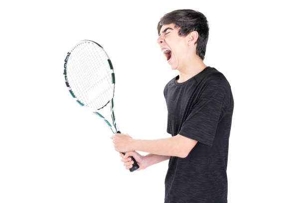 un adolescent joue au tennis et célèbre un point avec les mains levées. photographie prise dans un studio avec un fond blanc - tennis child athlete sport photos et images de collection