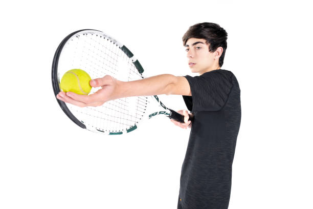 un adolescent jouant au tennis photographié dans un studio sur fond blanc - tennis child athlete sport photos et images de collection