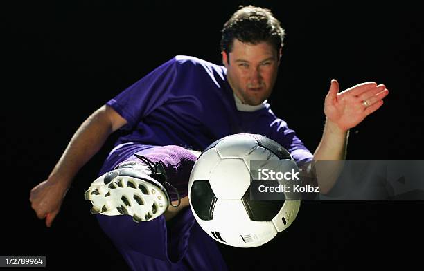 蹴るフットボール - 1人のストックフォトや画像を多数ご用意 - 1人, ゴールを狙う, ボール
